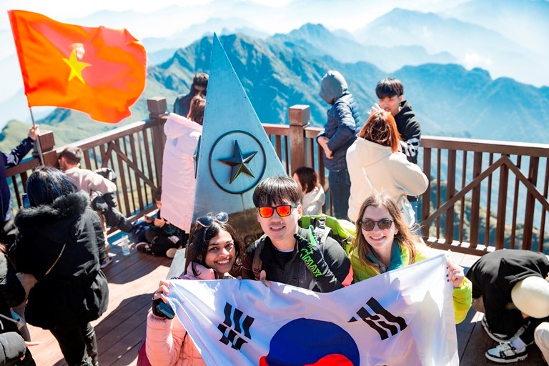 Korean tourists excitedly check-in to Fansipan peak.