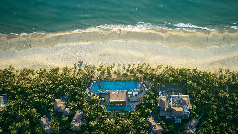 Khu nghỉ dưỡng Premier Village Danang Resort nằm trên bãi biển Mỹ An với bờ cát trắng trải dài thơ mộng