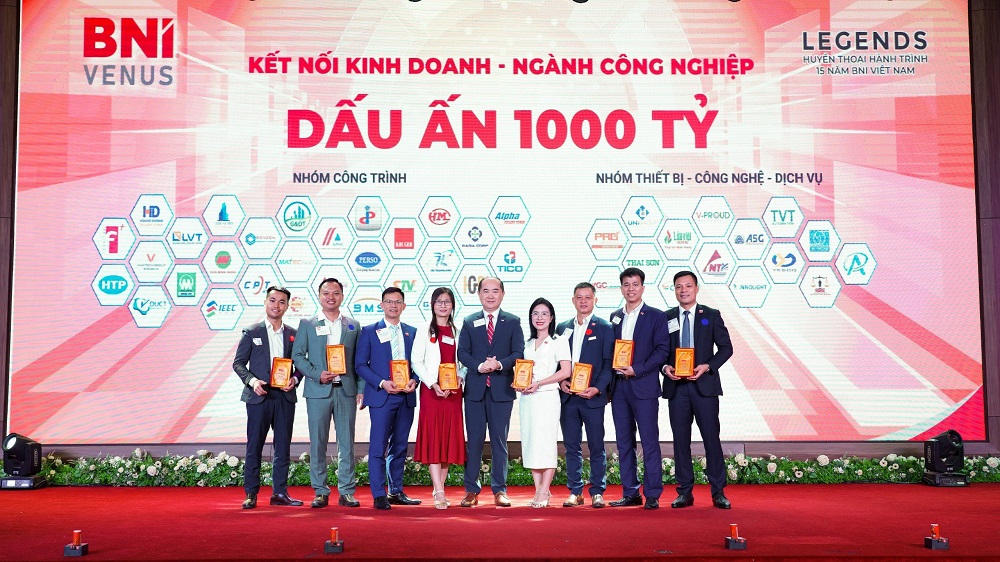 Chủ tịch BNI Việt Nam - Hồ Quang Minh trao kỷ niệm chương vinh danh các cựu Chủ tịch BNI Venus những nhiệm kỳ trước.
