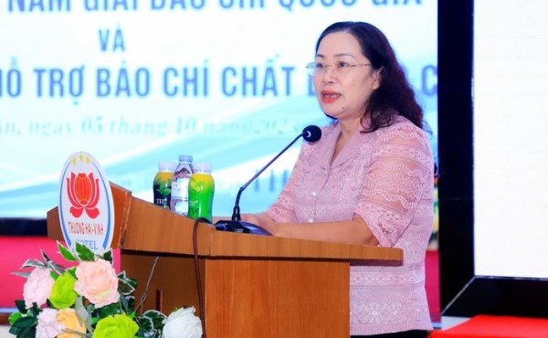 Bà Nguyễn Thị Thu Hường - Ủy viên Ban Thường vụ Tỉnh ủy, Trưởng ban Tuyên giáo Tỉnh ủy Nghệ An phát biểu chào mừng hội nghị