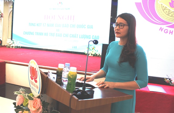 Bà Nguyễn Thị Thương - Phó Chủ tịch Thường trực Hội Nhà báo tỉnh Thanh Hóa trình bày tham luận tại hội nghị