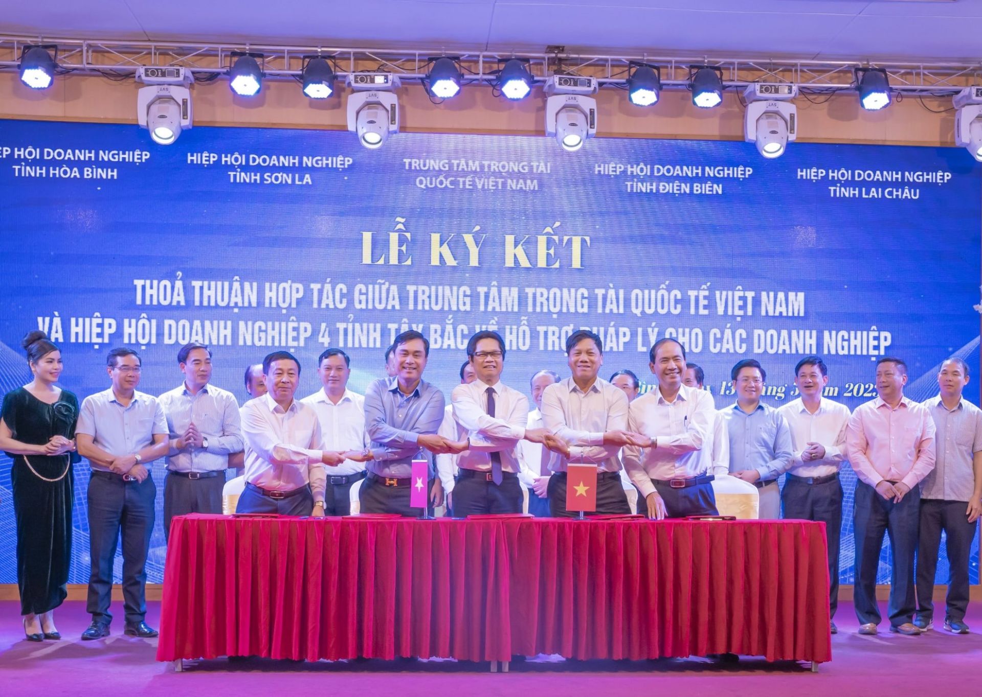 Lễ ký kết thỏa thuận hợp tác giữa Trung tâm trọng tài quốc tế Việt Nam và HHDN 4 tỉnh Tây Bắc do HHDN tỉnh Hòa Bình tổ chức tháng 5/2023