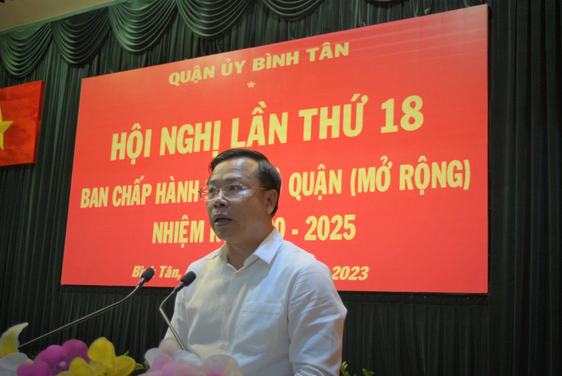 Đồng chí Huỳnh Khắc Điệp-  Thành uỷ viên, Bí thư Quận uỷ Quận Bình Tân, phát biểu tại Hội nghị . Ảnh Bích Liên