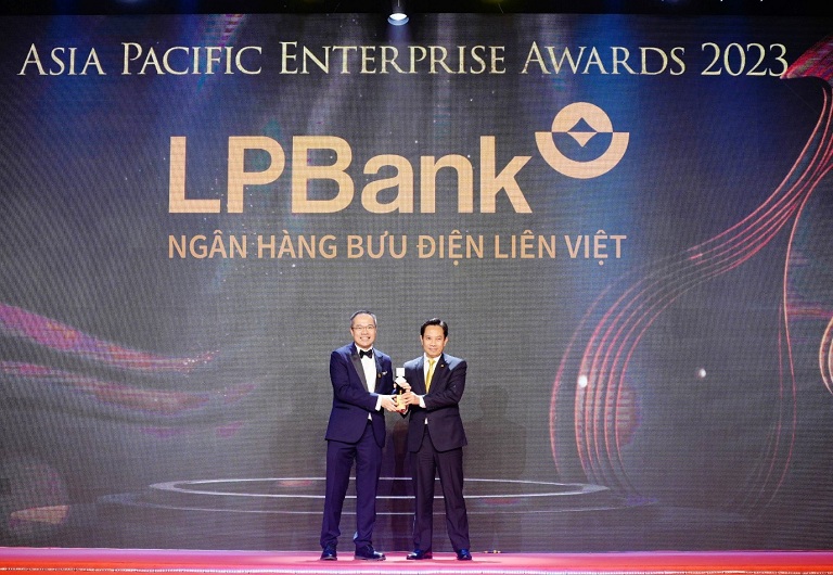 ông Lê Minh Tâm – Thành viên Hội đồng Quản trị đại diện LPBank nhận giải Doanh nghiệp xuất sắc châu Á 2023