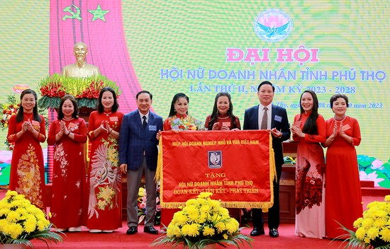 Hiệp hội Doanh nghiệp nhỏ và vừa Việt Nam tặng bức cờ thêu cho Hội Nữ doanh nhân tỉnh