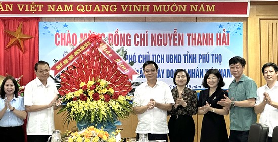 Đồng chí Phó Chủ tịch UBND tỉnh Nguyễn Thanh Hải tặng hoa chúc mừng Công ty Cổ phần Cấp nước Phú Thọ