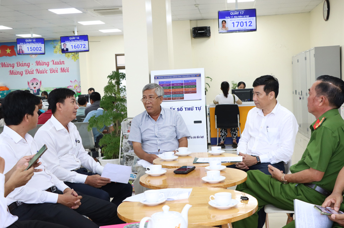 Ông Nguyễn Văn Điều trình bày khó khăn của mình với Chủ tịch Ủy ban nhân dân tỉnh
 và sở, ngành tỉnh