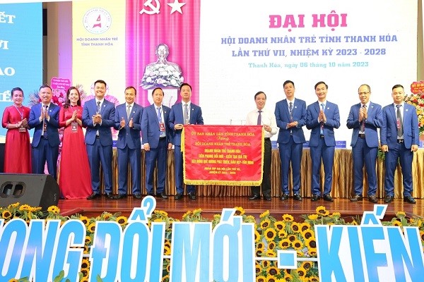 Mr. Lai The Nguyen, Permanent Deputy Secretary of the Provincial Party Committee and head of the Provincial National Assembly Delegation presented the banner of the Provincial People's Committee to the Young Businessmen Association of Thanh Hoa province.