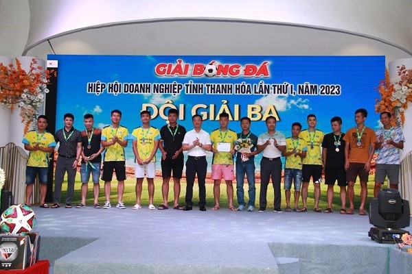 The organizing committee awarded 3rd place bronze prizes to the teams.
