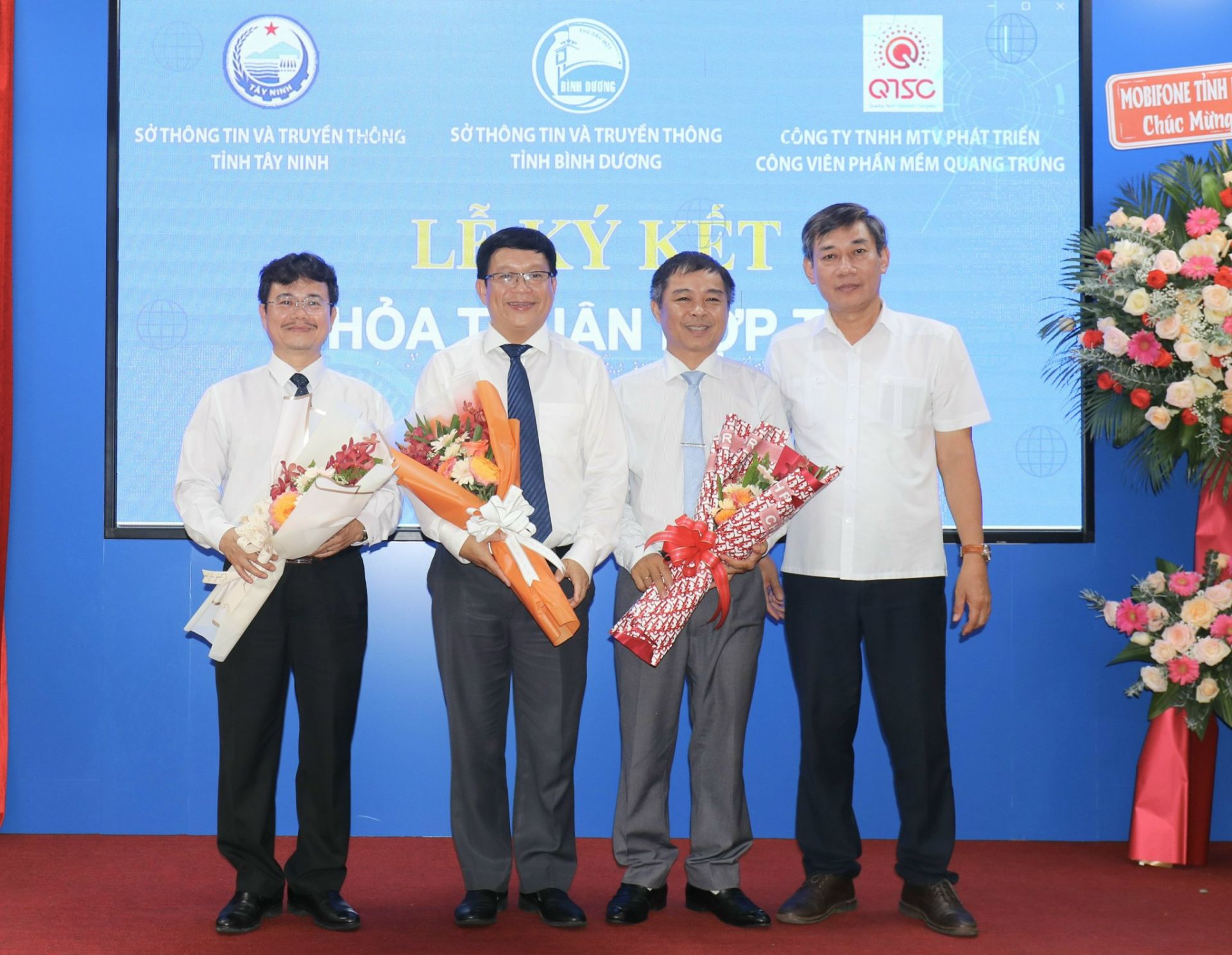 Ông Mai Anh Tuấn - Đại diện Văn phòng Bộ TT&TT tại TP. Hồ Chí Minh tặng hoa cho các đơn vị