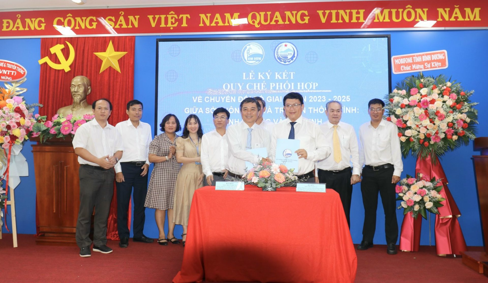 Lãnh đạo Sở TT&TT tỉnh Bình Dương và Sở TT&TT tỉnh Tây Ninh ký kết hợp tác.