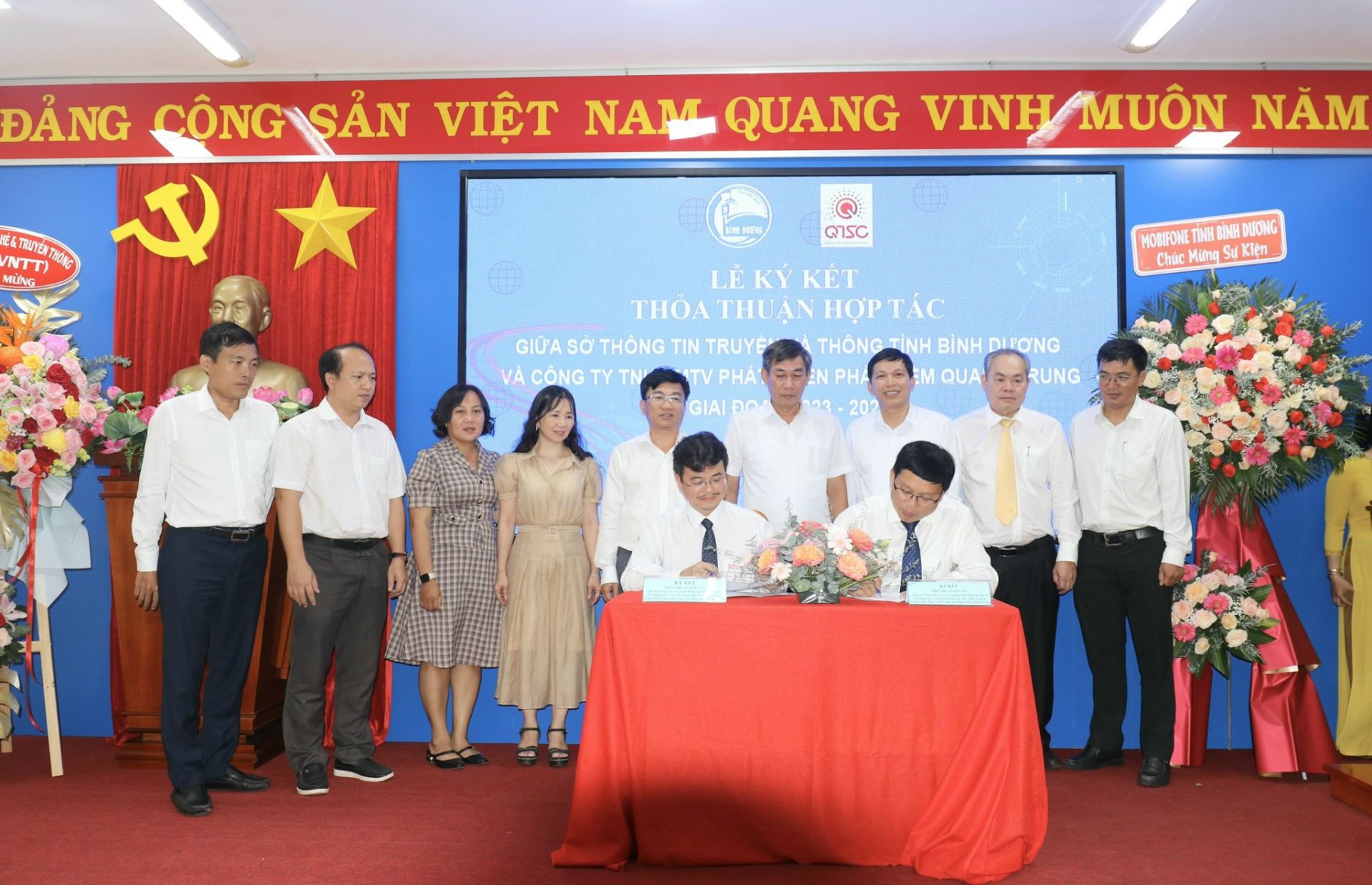 Lãnh đạo Sở TT&TT tỉnh Bình Dương và Công ty TNHH MTV Phát triển Công viên phần mềm Quang Trung ký kết hợp tác​