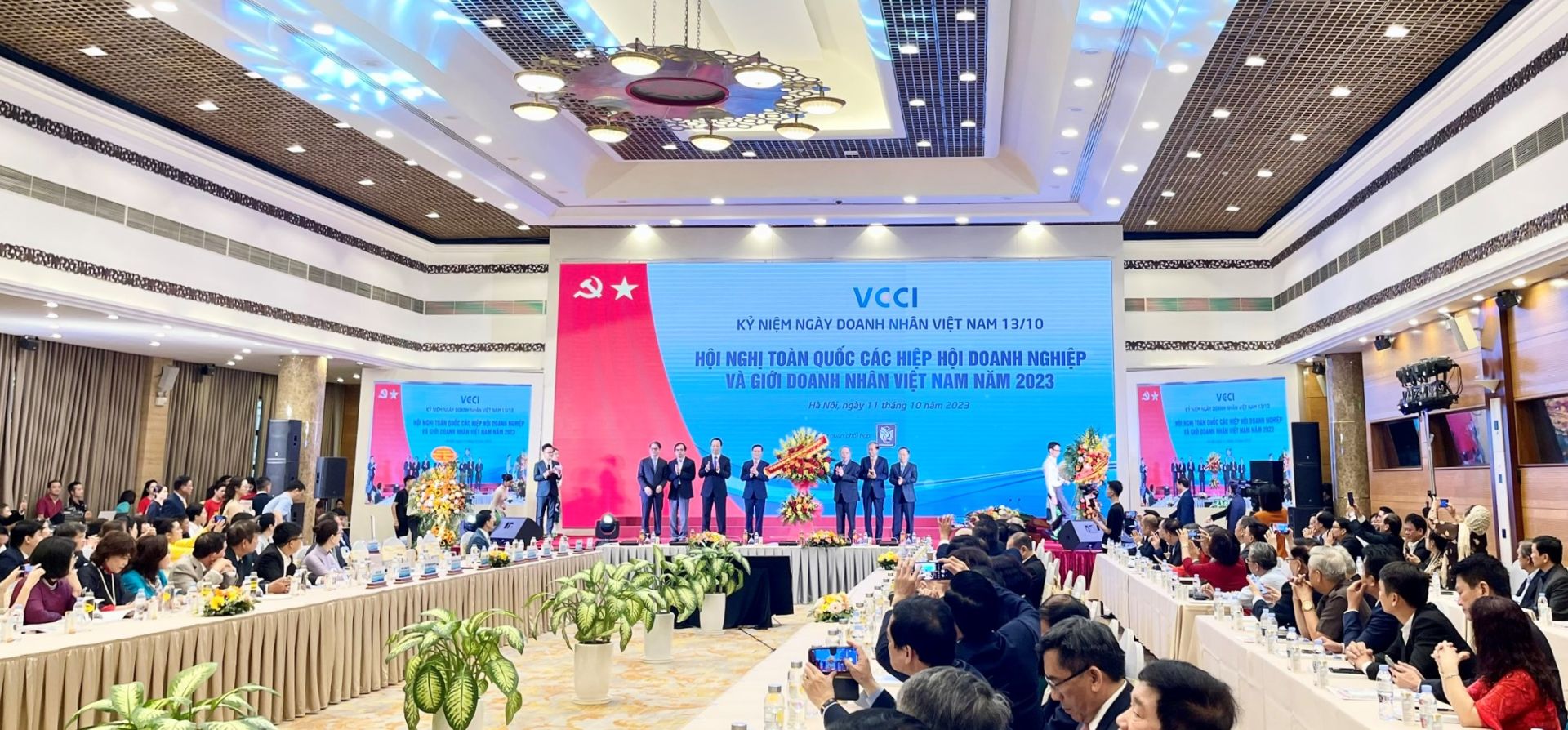 Đại diện cộng đồng doanh nghiệp nhận hoa chúc mừng từ lãnh đạo Nhà nước nhân dịp kỳ niệm Ngày Doanh nhân Việt Nam