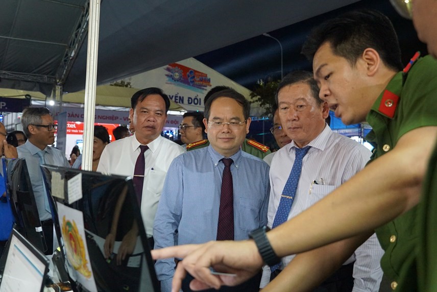 Provincial leaders visited the digital booth of Dong Nai Police. (Photo: internet)