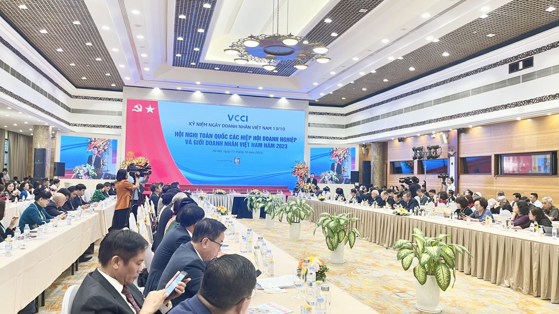 Đông đảo cộng đồng doanh nghiệp tham dự Hội nghị toàn quốc các hiệp hội doanh nghiệp và giới doanh nhân Việt Nam, kỷ niệm 19 năm Ngày Doanh nhân Việt Nam