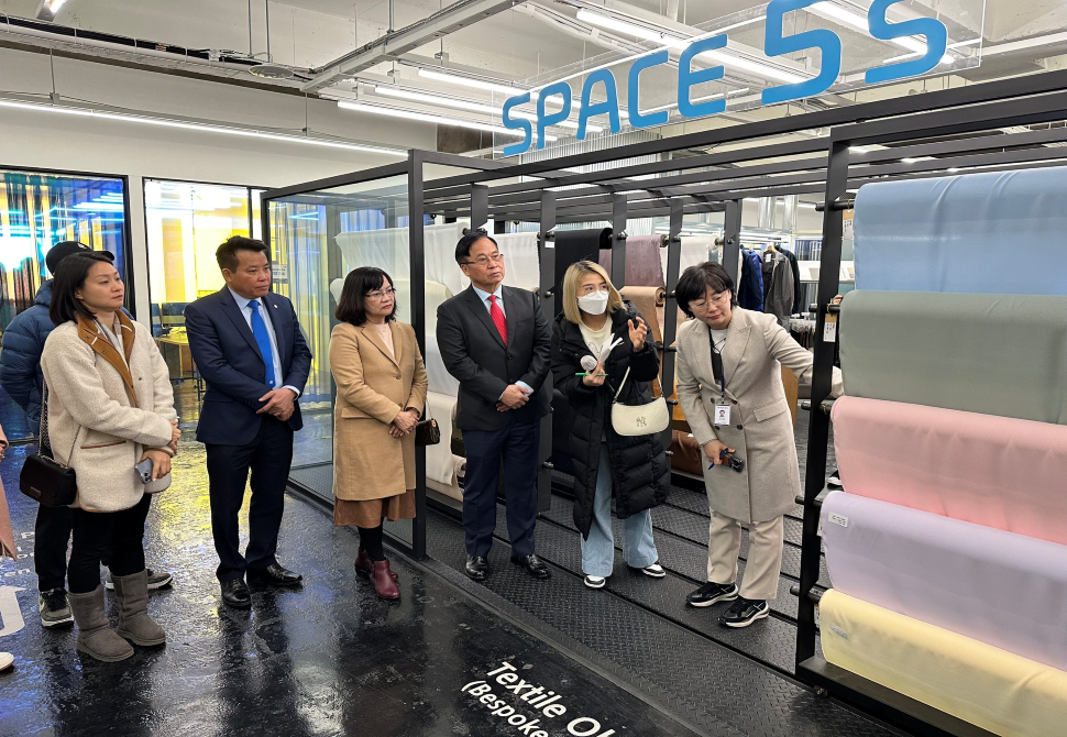 Vietnam Textile and Apparel Business Delegation visited Space 5s Textile Center, an advanced textile technology complex in Korea.