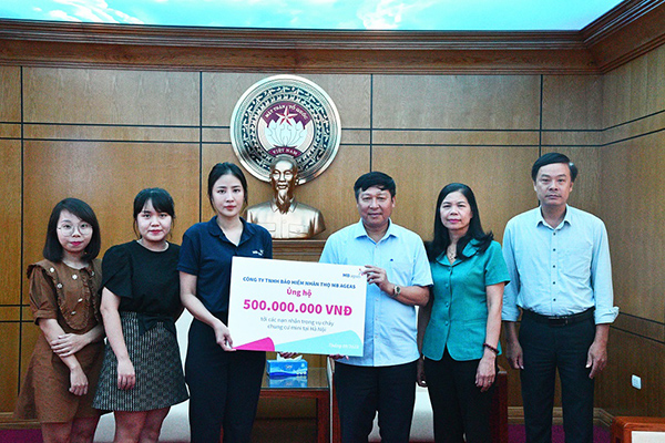 Đại diện MB Ageas Life ủng hộ các gia đình bị nạn thông qua Ủy ban Mặt trận Tổ quốc Việt Nam – TP Hà Nội