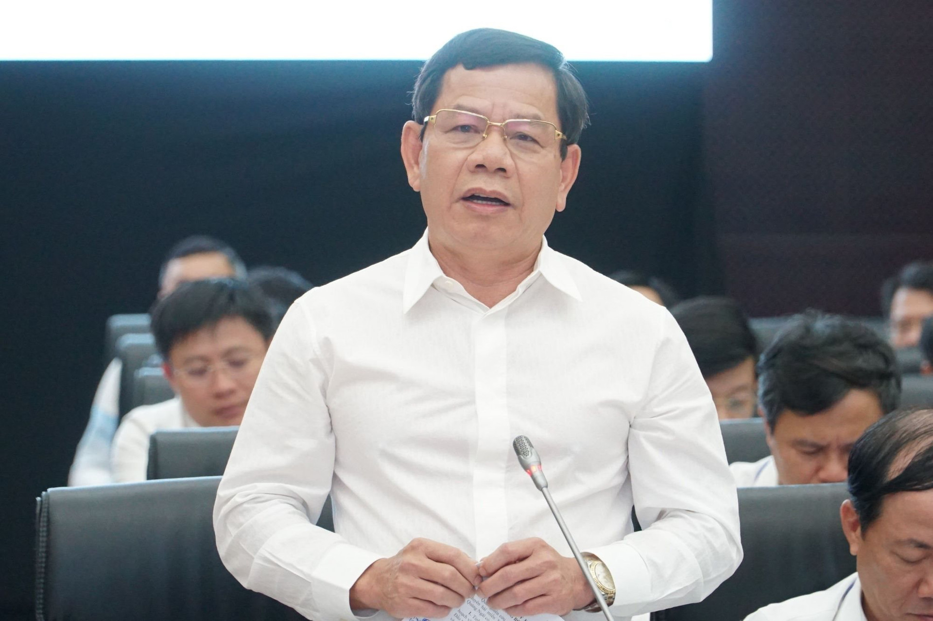 Chủ tịch UBND tỉnh Quảng Ngãi Đặng Văn Minh, phát biểu tham luận tại hội nghị.