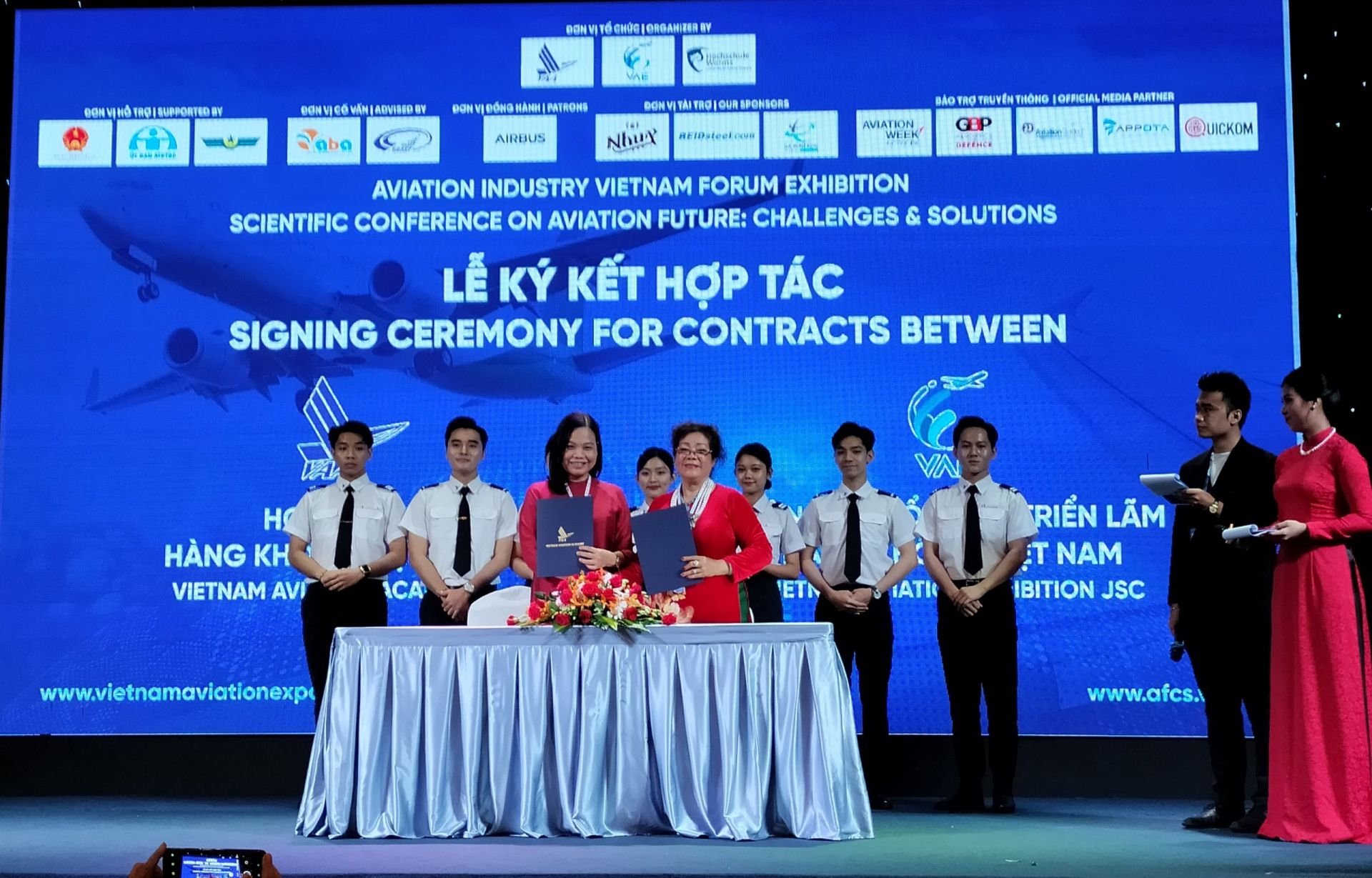 Lễ ký kết hợp tác giữa  công ty Triển lãm Hàng không Việt Nam và Học viện Hàng không Việt Nam