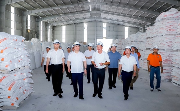Chủ tịch UBND tỉnh Nghệ An Nguyễn Đức Trung dẫn đầu đoàn công tác đi kiểm tra tình hình sản xuất  tại Nhà máy nghiền bột đá siêu mịn của Công ty  CP Trung Hải đóng trên địa bàn huyện Quỳ Hợp