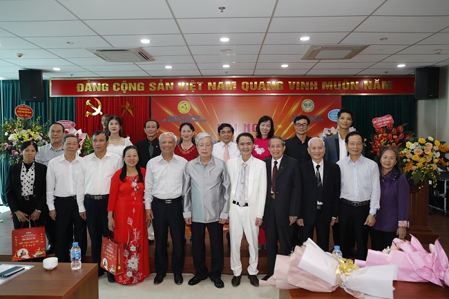 Lãnh đạo Hội GDCSSKCĐ Việt Nam chụp ảnh lưu niệm cùng các doanh nghiệp tham dự Hội nghị