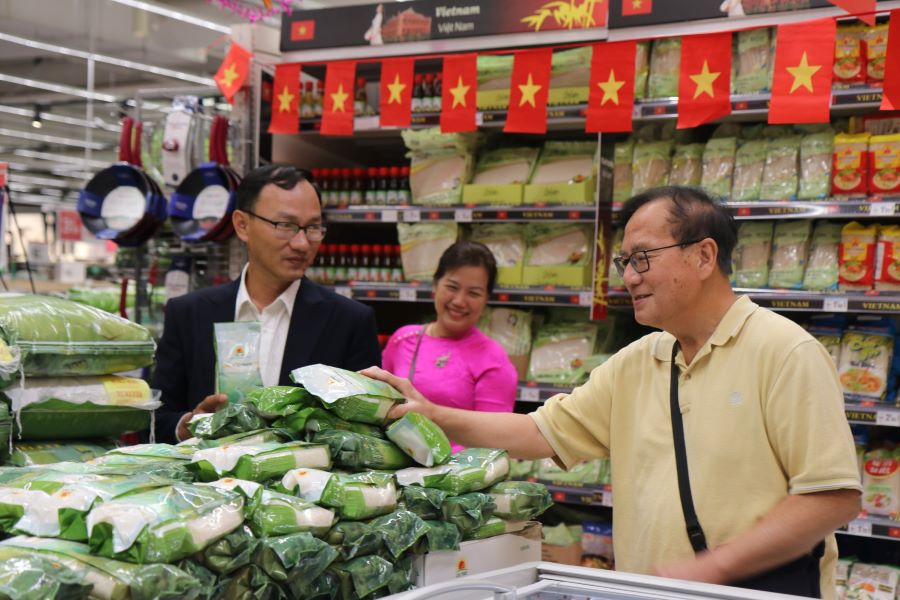 Gạo thương hiệu “Cơm Việt Nam Rice của tập đoàn đã lên kệ 2 đại siêu thị hàng đầu nước Pháp