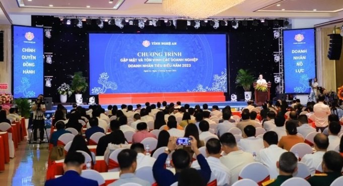 Scene of the meeting, honoring typical businesses and entrepreneurs in 2023 on the occasion of Vietnamese Entrepreneurs' Day (October 13) of Nghe An province.