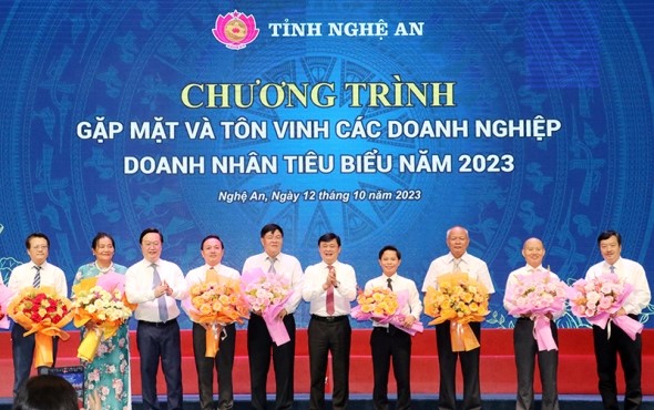 Nghe An province leaders presented flowers to congratulate Business Associations and entrepreneurs on the occasion of the 19th anniversary of Vietnamese Entrepreneurs' Day.
