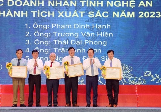 Nghe An province leaders awarded Certificates of Merit to outstanding entrepreneurs in 2023.