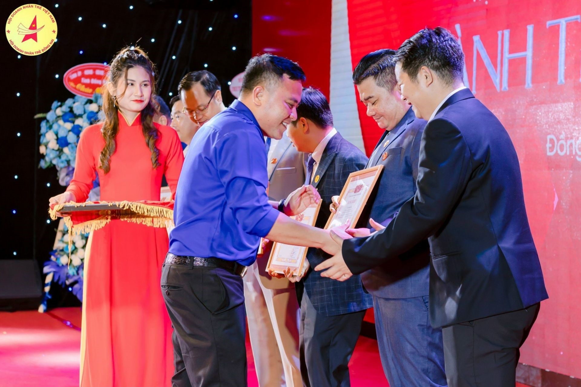 CEO Nguyen Duy Khuong was honoured to receive the Certificate of Merit from the Committee of Vietnam Youth Union of Dong Nai Province.