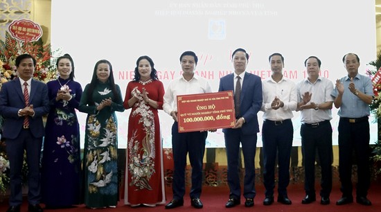 Lãnh đạo Hiệp hội DNVVN tỉnh trao ủng hộ quỹ Vì người nghèo tỉnh cho đại diện lãnh đạo MTTQ Việt Nam tỉnh