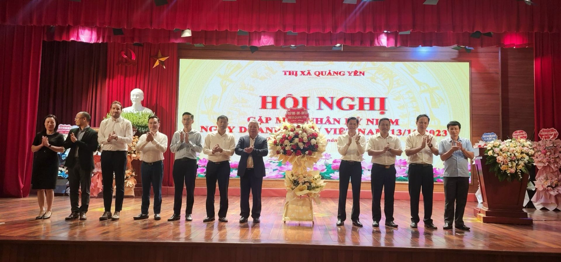 Lãnh đạo Tx Quảng Yên tặng hoa chúc mừng Ngày Doanh nhân Việt Nam