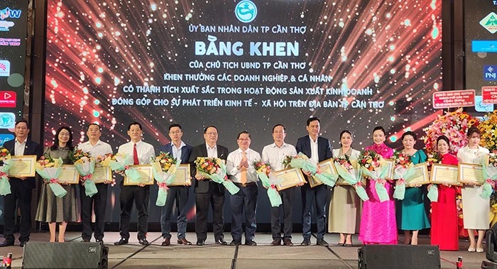 Chủ tịch UBND TP Cần Thơ Trần Việt Trường trao tặng bằng khen cho các doanh nghiệp có nhiều đóng góp vào sự phát triển kinh tế - xã hội của TP. Ảnh minh họa