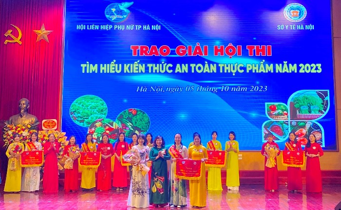 Ảnh minh họaTrao giải Nhất hội thi cho đội thi huyện Thanh Trì.