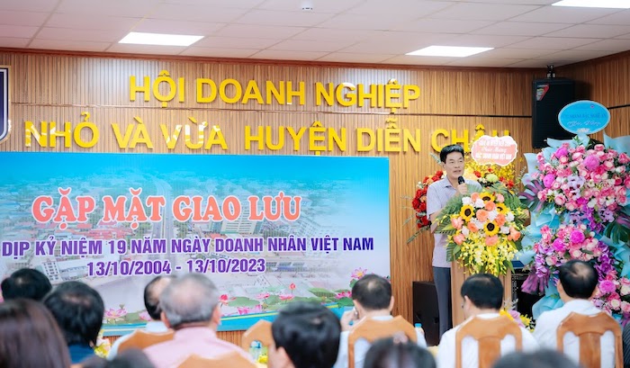 Phát biểu tại sự kiện gặp mặt, tôn vinh doanh nhân, doanh nghiệp, ông Tăng Văn Luyện – Chủ tịch UBND huyện Diễn Châu ánh giá cao hoạt động thiết thực, hiệu quả của Hội DNNVV của huyện. Đồng thời, ghi nhận những đóng góp to lớn của đội ngũ doanh nghiệp, doanh nhân vào sự nghiệp xây dựng, phát triển của huyện trong thời gian qua…