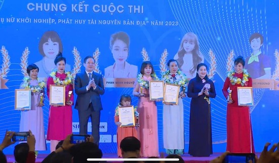 Chủ tịch Hội Nông dân Việt Nam và Thứ trưởng Bộ LĐTB&XH trao giải Ba cho đại diện 6 dự án