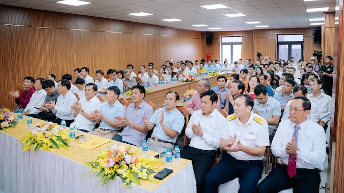 Đại biểu và cộng đồng doanh nhân, doanh nghiệp tham dự buổi gặp mặt, tôn vinh nhân Ngày Doanh nhân Việt Nam (13/10) do cấp uỷ, chính quyền huyện Diễn Châu phối hợp với Hội DNNVV của huyện tổ chức