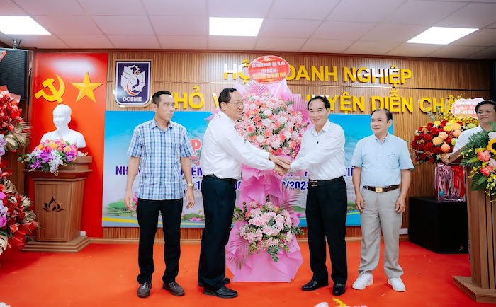 Ông Hoàng Viết Đường - Chủ tịch Hội DNNVV Nghệ An tặng hoa chúc mừng Hội DNNVV huyện Diễn Châu nhân dịp khánh thành trụ sở văn phòng mới