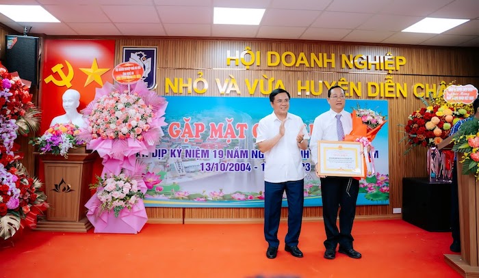 Lãnh đạo huyện Diễn Châu tặng Giấy khen và hoa chúc mừng Hội DNNVV của huyện