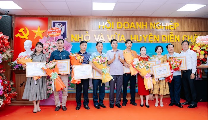 Chủ tịch UBND huyện Diễn Châu Tăng Văn Luyện tặng Giấy khen và hoa cho các doanh nghiệp, doanh nhân có thành tích xuất sắc...