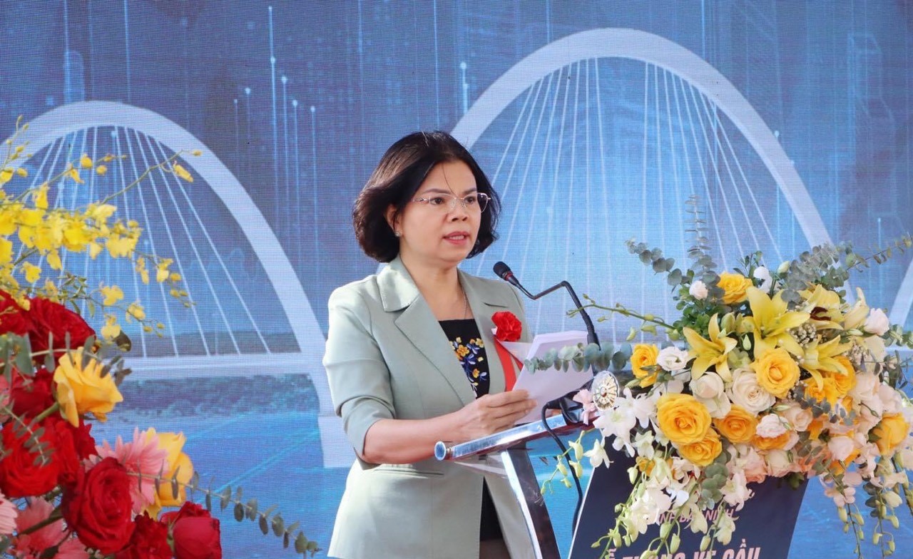 Chủ tịch UBND tỉnh Bắc Ninh - Nguyễn Hương Giang phát biểu tại lễ thông xe cầu Kinh Dương Vương