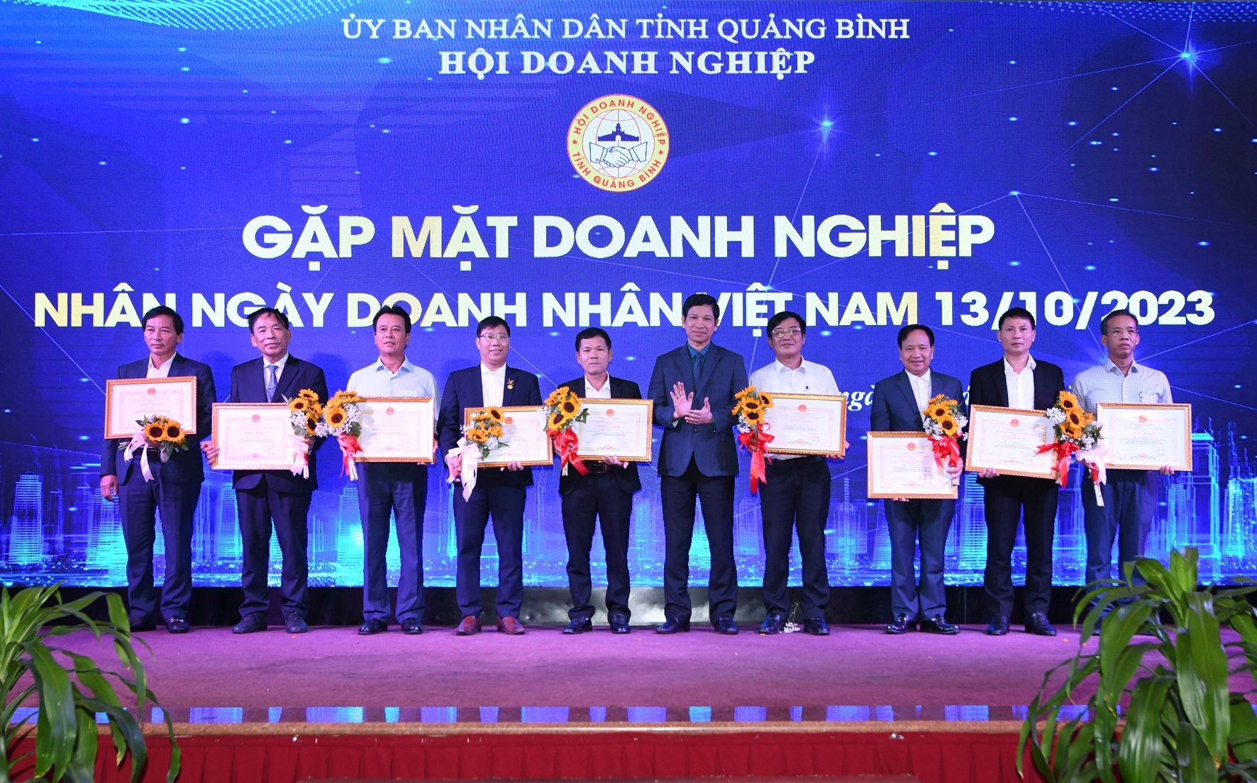 Lãnh đạo tỉnh Quảng Bình tặng bằng khen cho các tập thể và cá nhân có thành tích xuất sắc.jpg