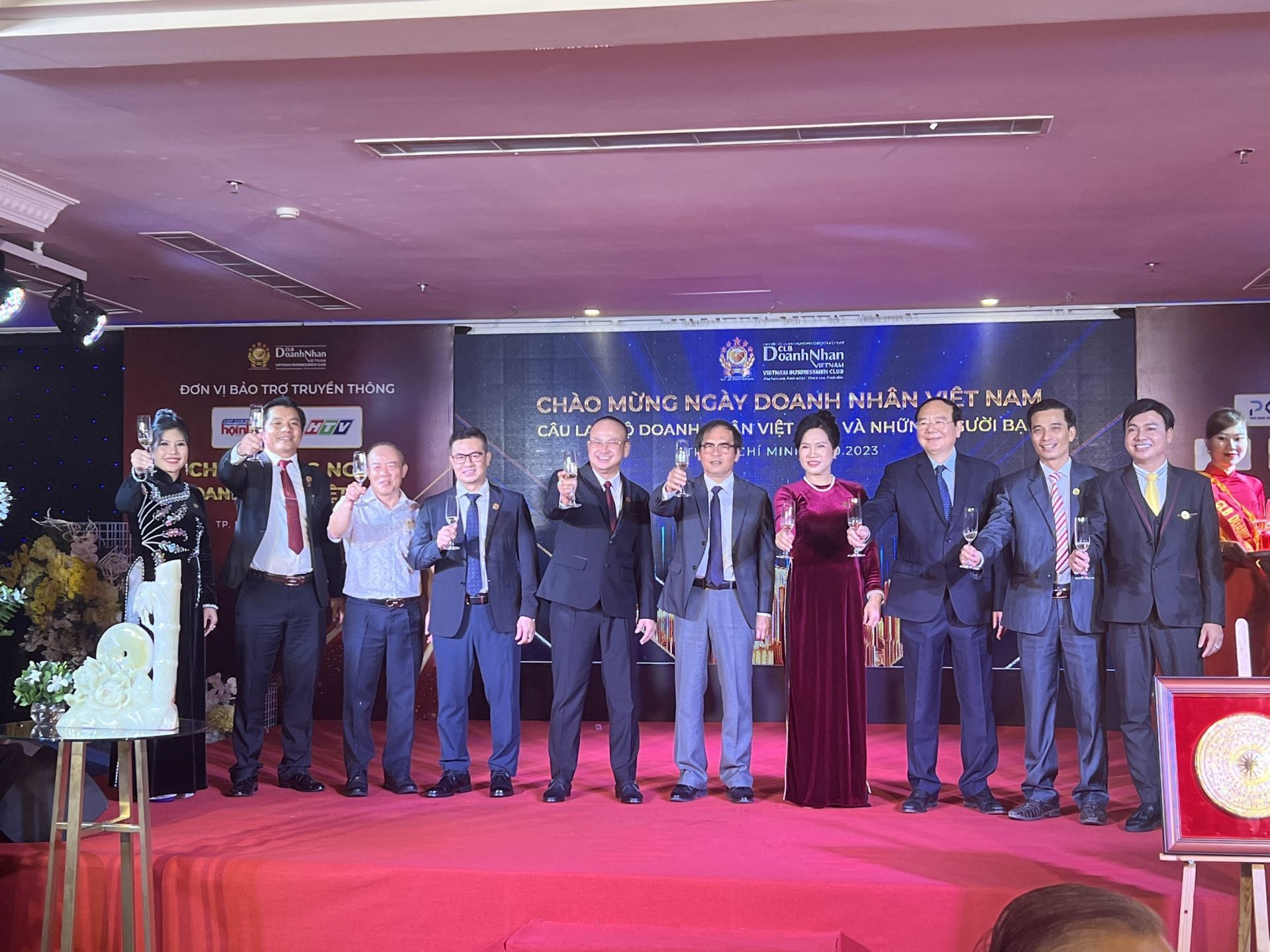 The leaders and the Standing Committee of the Vietnam Businessmen's Club opened the party