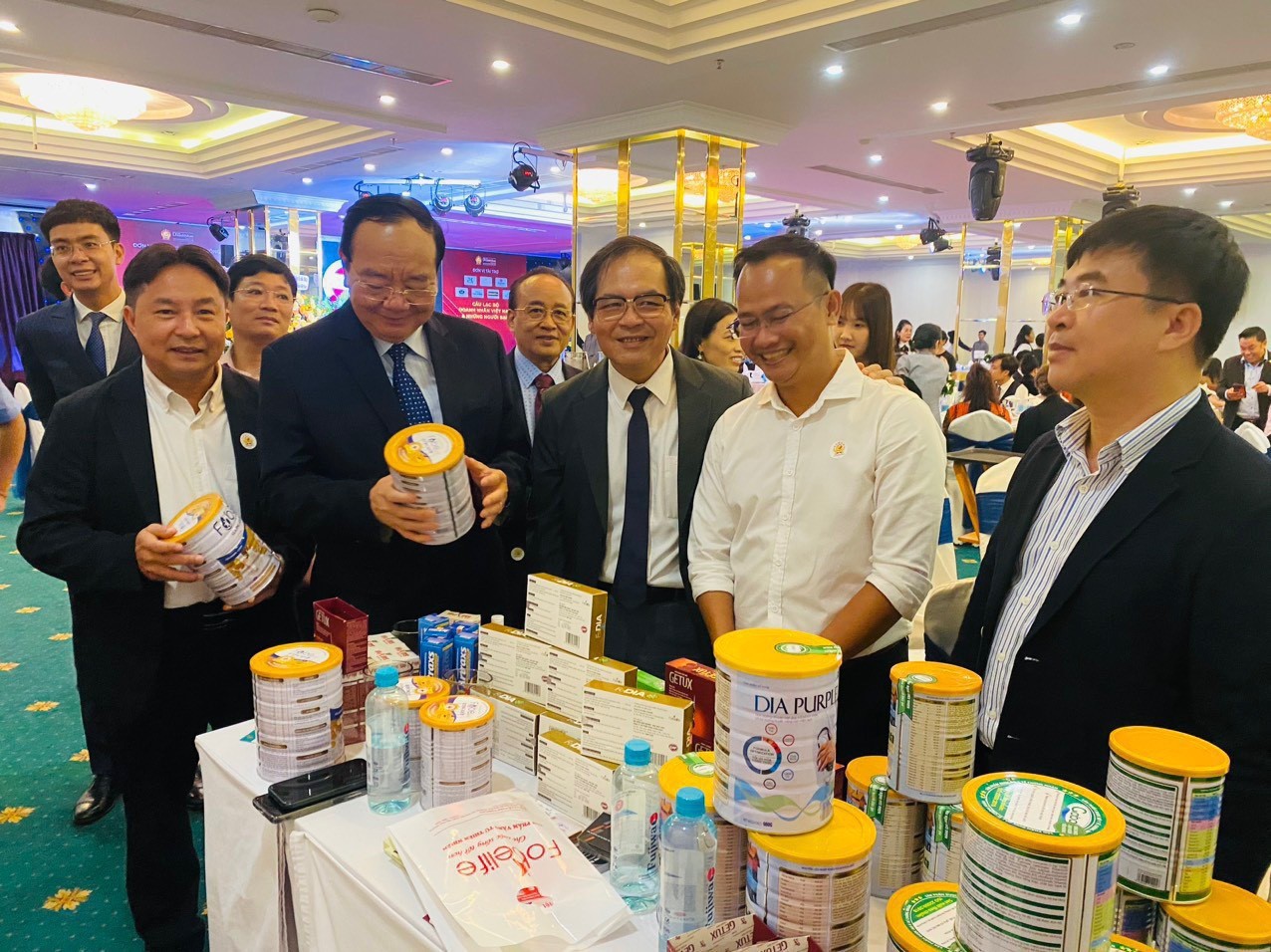 Representatives of the Association of Small and Medium Enterprises and the leadership of the Vietnam Business Club visited the trade booth.