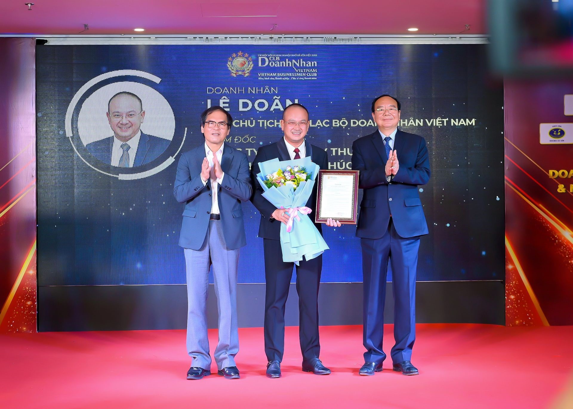 Awarded the Decision to appoint Mr. Le Doan as Vice Chairman of the Vietnam Businessmen's Club.