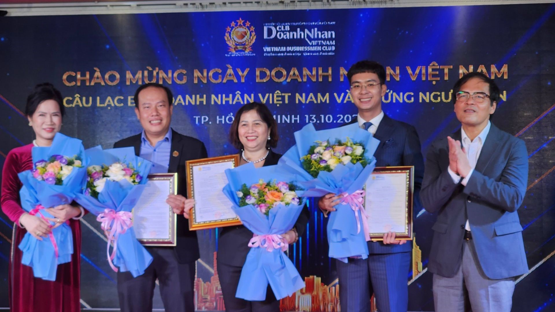 Awarding the Decision to appoint members of the Executive Committee of the Vietnam Businessmen's Club.