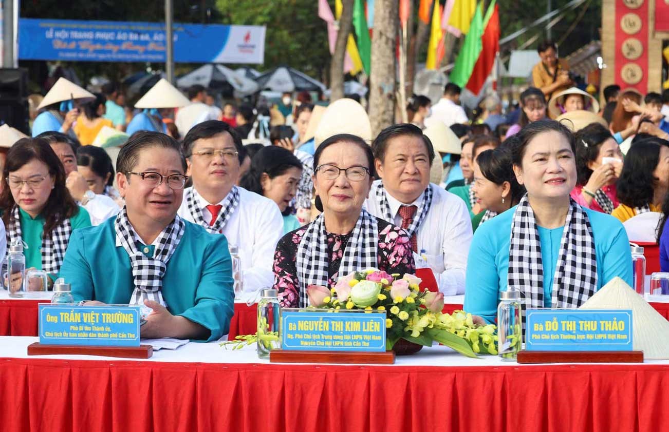 Leaders participate in the festival. Photo: Yen Phuong.