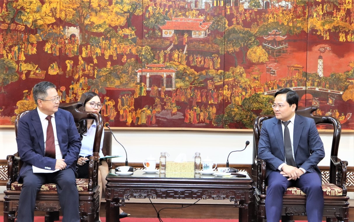 Bí thư Tỉnh ủy Nguyễn Anh Tuấn (bên phải) tiếp Chủ tịch Tập đoàn Goertek