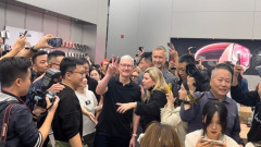 CEO Tim Cook bất ngờ xuất hiện tại Apple Store Trung Quốc