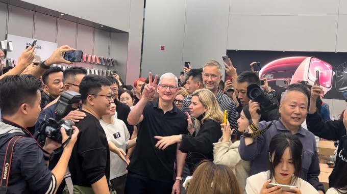 CEO Apple và các nhân viên tại App Store ở Thành Đô. Ảnh: China Daily